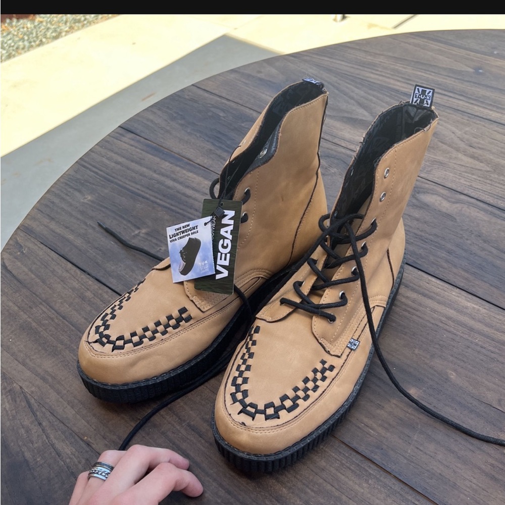 T.U.K TAN BRUSH OFF 7 EYE VIVA II BOOT